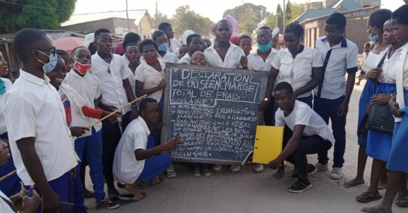 Sud-Kivu : des élèves Burundais et Congolais en sit-in au bureau du HCR Baraka pour réclamer leur prise en charge