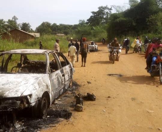 Ituri : « Deux véhicules brûlés par les présumés rebelles ADF à Manzobe-Idohu » (CRDH)