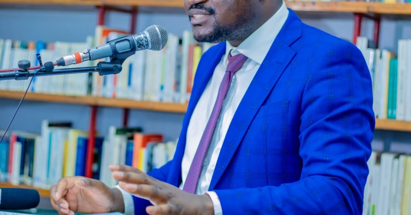 S.E Muhindo Nzangi a porté sous les fonts Batismaux le livre «L’Ecole Congolaise : Héritages et Défis» du Professeur Sesep N’Sial Camille