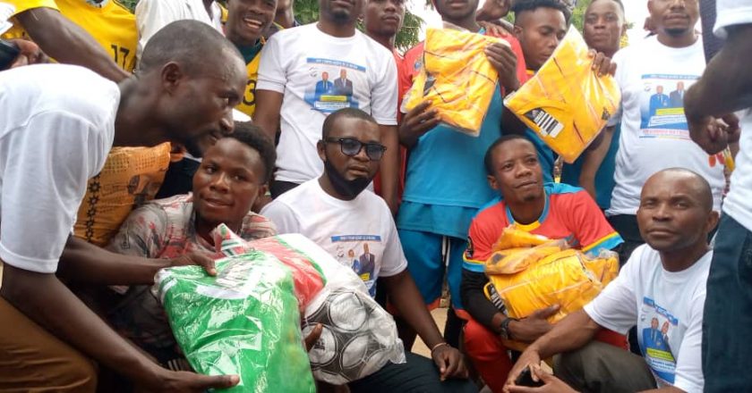 Sud-Kivu : les équipes de Fizi dotées des maillots par le député M’sambya Abwe Freddy
