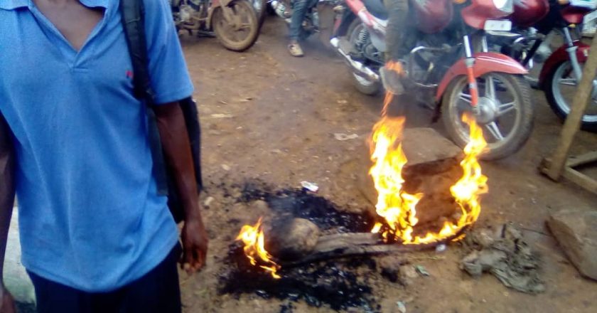 Sud-Kivu : les effigies de Félix Tshisekedi et Théo Ngwabije brûlées par les manifestants à Bukavu