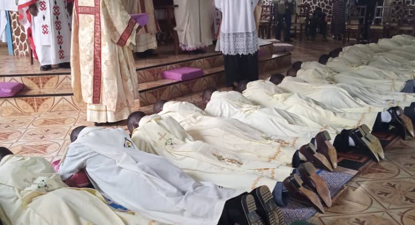 Butembo : 16 nouveaux prêtres et 3 diacres ordonnés par l’évêque Sikuli Melchisédech
