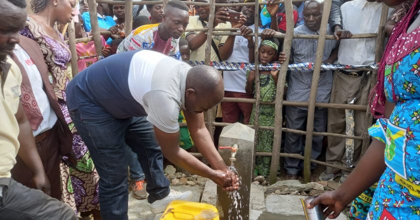 Lubero : 12 bornes fontaines construites par la fondation Julien Paluku Kahongya remises à la population de Vukendo
