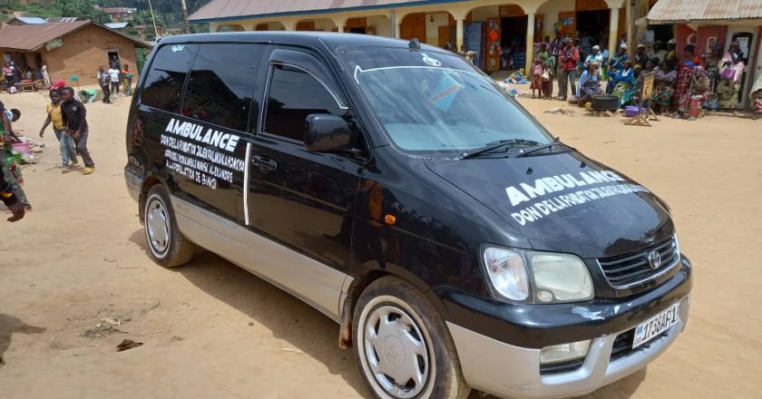 Lubero : la fondation “Julien Paluku Kahongya” octroie une ambulance à l’aire de santé de Mbingi