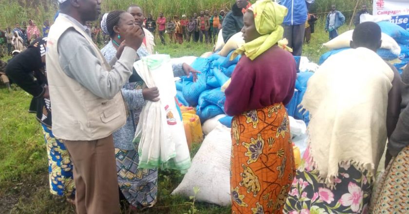 Irumu : au-moins 80 menages de déplacés retournés assistés par le coordonnateur des opérations conjointes FARDC-UPDF en localité de Bavesa