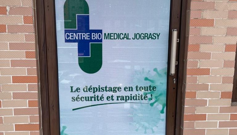RDC: Fini l’affliction que les voyageurs et autres personnes endurent pour avoir rapidement le résultat de leurs tests Covid, JOKAS-GROUP met à place un centre Biomédical rapide et sécurisé.