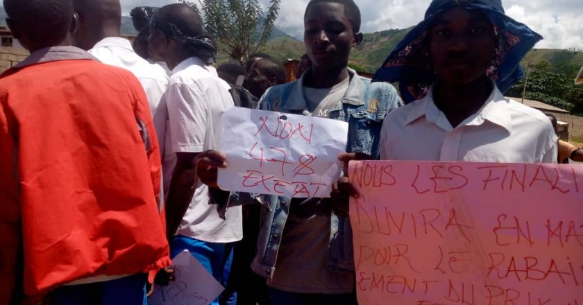 Uvira : des élèves finalistes dans la rue pour manifester contre la hausse de frais de l’Exetat