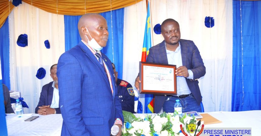 RDC : l’ISP Bunia décerne le diplôme de mérite au ministre de l’ESU et aux experts LMD
