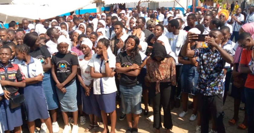 Bujumbura : des finalistes de l’EPGL reçoivent de la bénédiction de prière dans une croisade d’action de grâce leur organisée par l’école