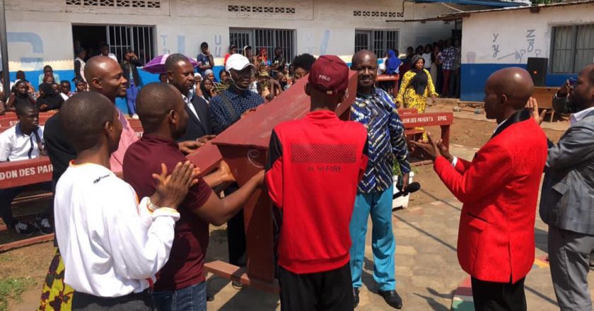 Burundi : les parents d’élèves dotent des bancs pupitres, portes et fenêtres métalliques à l’EPGL Bujumbura