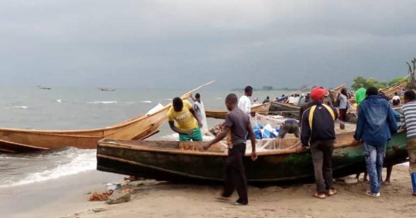 Rutshuru : 51 pêcheurs Congolais en bord de 17 pirogues et leurs matériels de pêche arrêtés par la marine Ougandaise à Rweshema