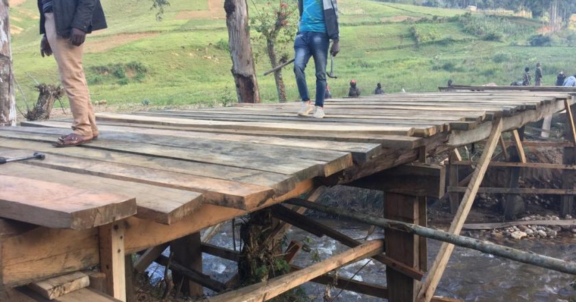 Nord-Kivu : le gouverneur en sursis Nzanzu Kasivitha Carly finance la construction du pont Thalihya dans la chefferie des Bashu