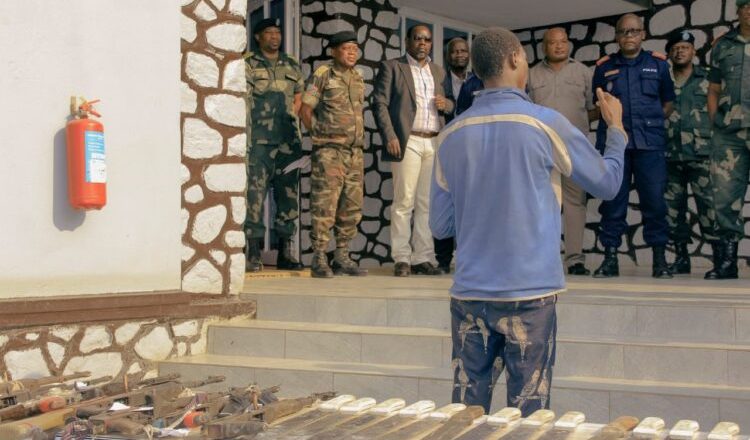 Ituri : l’armée présente un présumé ADF au gouverneur militaire et livre le bilan des opérations menées à Mambasa et Irumu