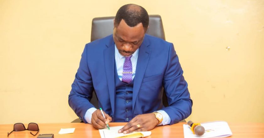 RDC/EPST : Tony Mwaba signe l’arrêté sur le calendrier scolaire 2023-2024 fixant la prochaine rentrée scolaire le 4 septembre 2023