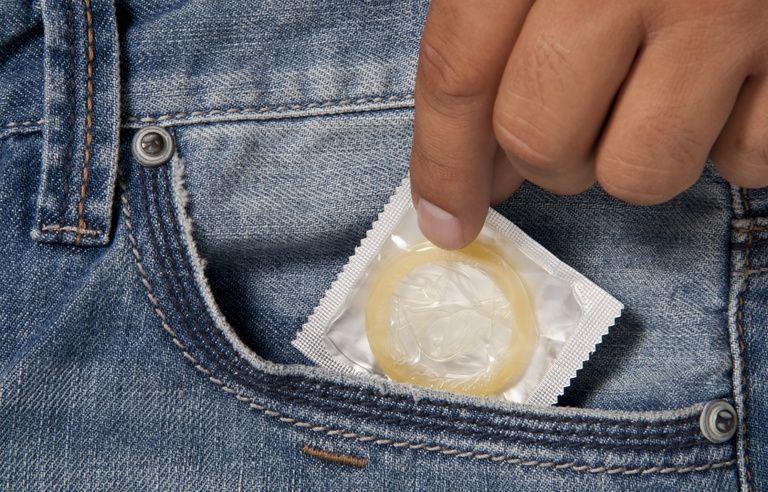 Fizi : plus de 2000 préservatifs offerts à 138 femmes professionnelles du sexe par Mfaume Chakubuta à Misisi