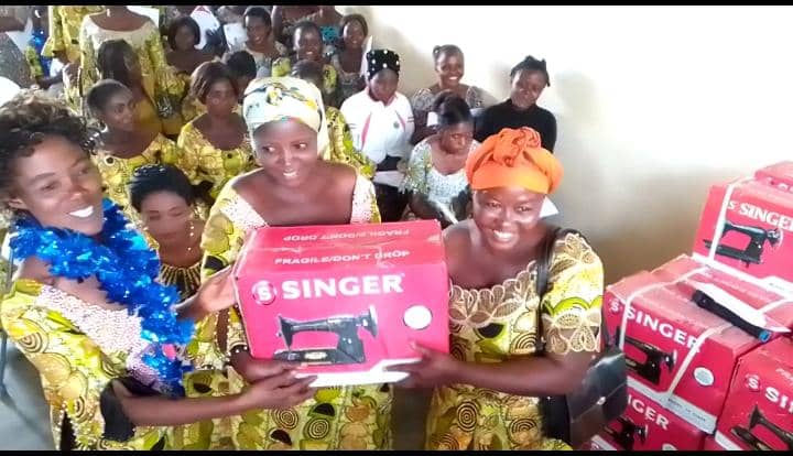 Beni-societé : des machines à coudre remises à 45 filles mères et femmes après leur formation à We Are The World School