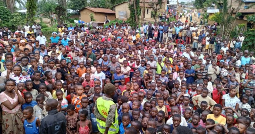Beni : Arsène Mwaka s’offre un bain de foule et remet sept ponts à la population