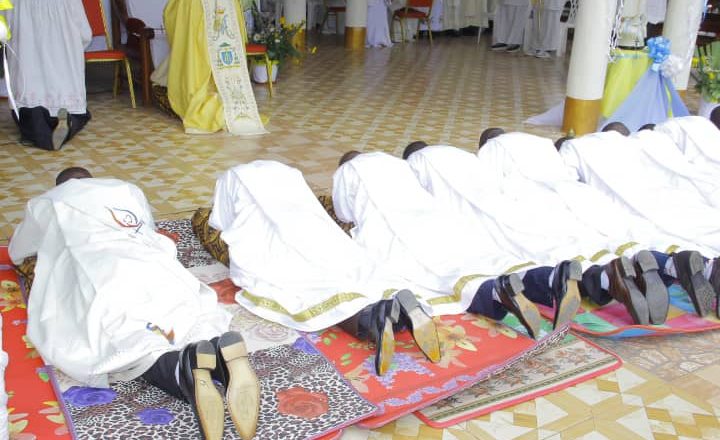Nord-Kivu : 12 nouveaux prêtres ordonnés par l’évêque catholique du diocèse de Butembo-Beni