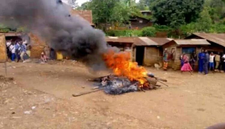 Uvira : deux femmes lapidées et brûlées pour sorcellerie, l’administrateur du territoire considère cela « d’un acte honteux »