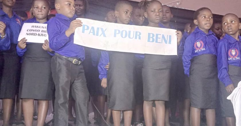 Beni : des petits chanteurs honorent la mémoire des victimes des atrocités en chantant pour la paix