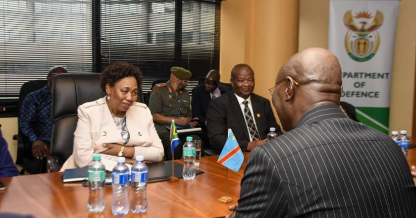 Guerre en RDC : tête-à-tête entre Guy Kabombo et son homologue Sud-Africain pour des modalités de relance d’une coopération militaire bilatérale
