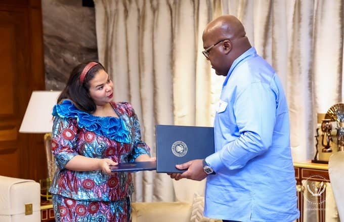 De retour à Kinshasa : Thérèse Kayikwamba remet la copie originale de l’accord de paix RDC-Rwanda à Félix Tshisekedi