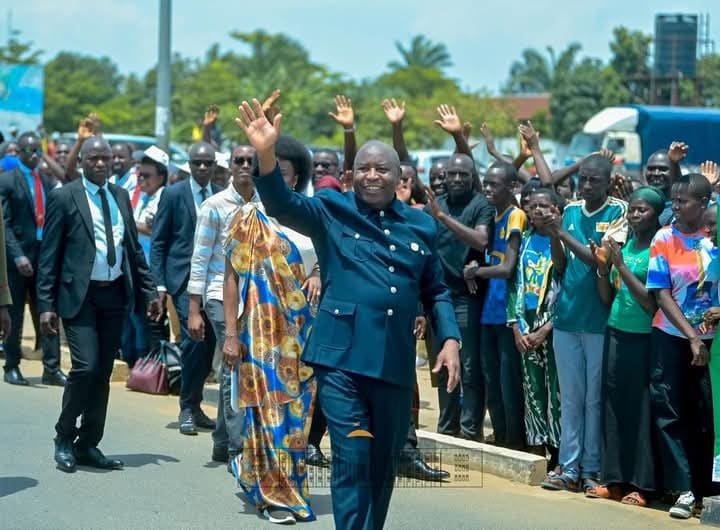 Bujumbura : le nouveau président de l&rsquo;UA Evariste Ndayishimiye accueilli avec liesse par ses citoyens de son retour d&rsquo;Addis-Abeba